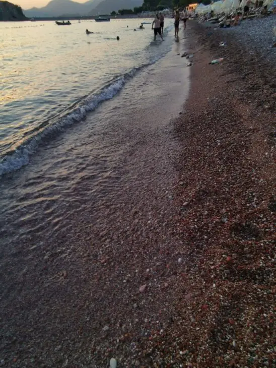 Strand mit vielen Steinen