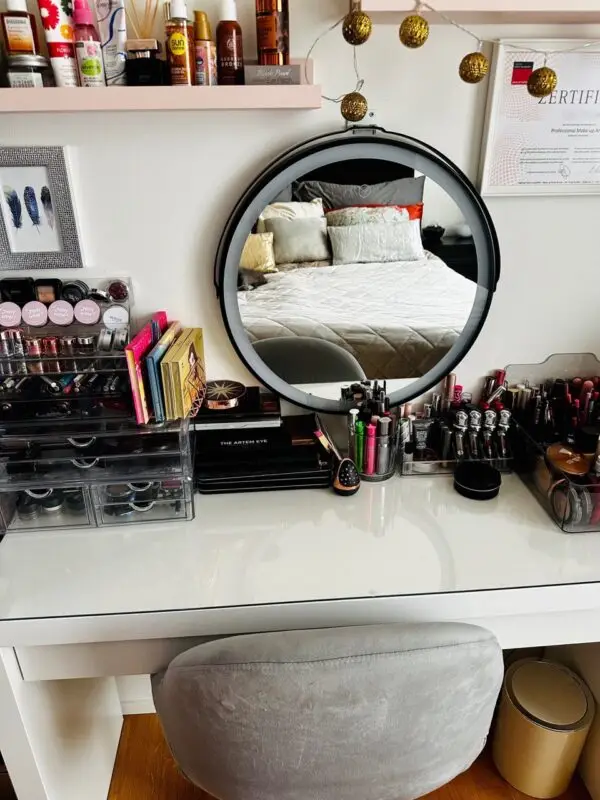 Schminktisch aufräumen