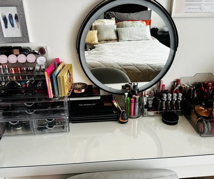 Schminktisch aufräumen